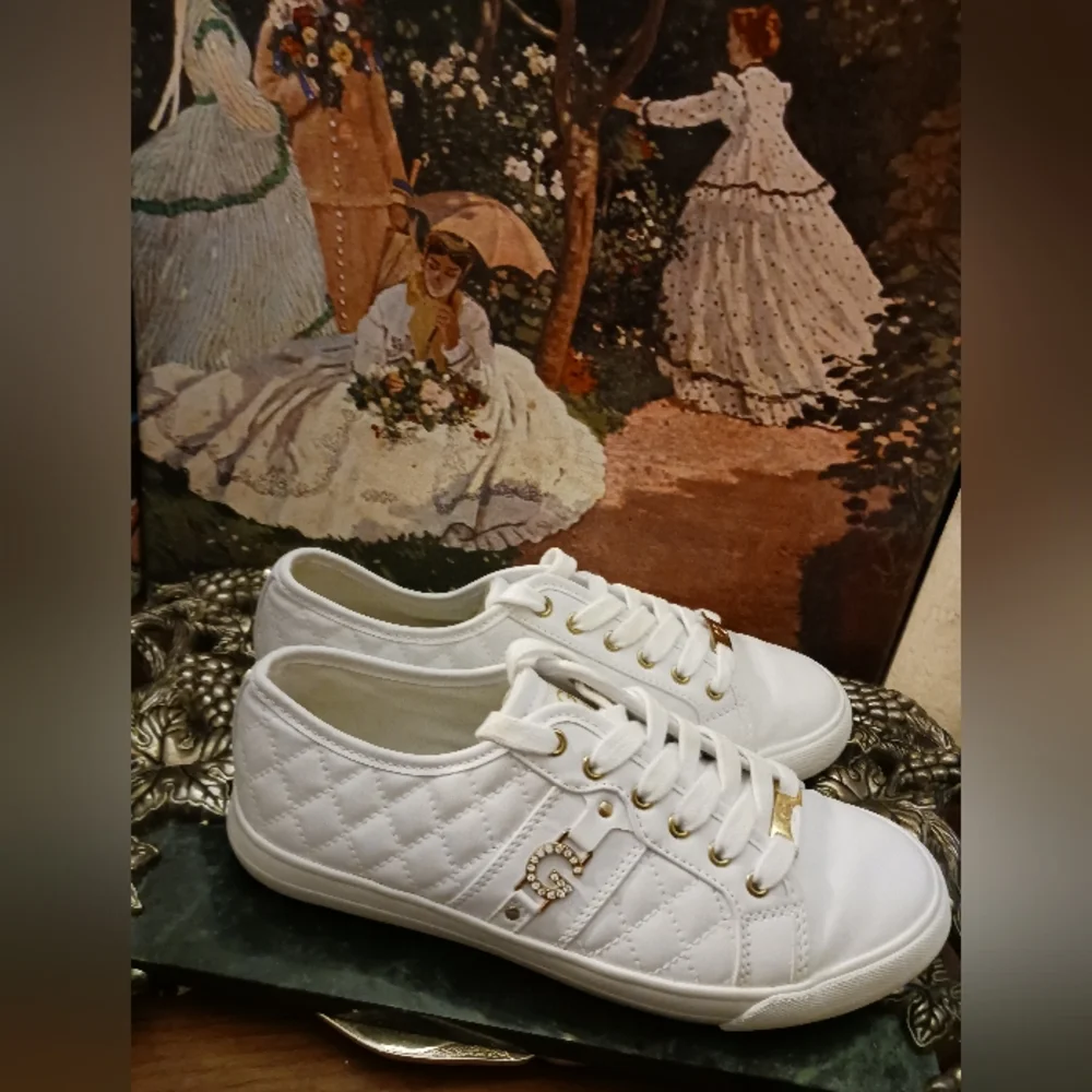👟👟GBG Guess Women’s White Leather 🧦Quilted Pattern Shoes Size 8M.🧢🛍🎁 - Picture 5 of 14